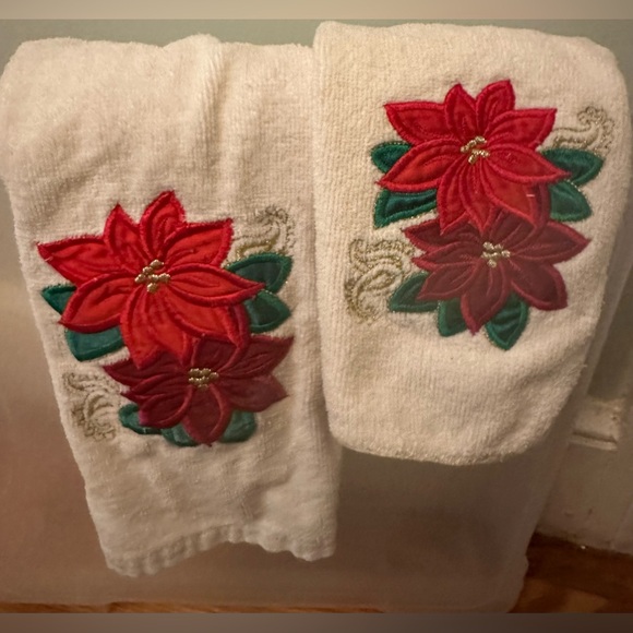 Cecil Saydah Velour Terry Holiday Poinsettias Guest Hand Towel & Wash Cloth Set - Picture 2 of 6